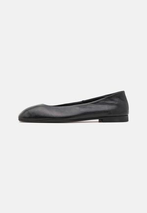 Bailarina negra de cuero con puntera redondeada, textura suave y suela de goma baja. Diseño minimalista sin hardware visible ni patrones.
