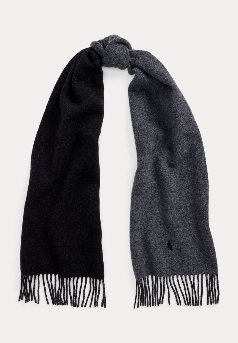 Écharpe tricotée présentant un design bicolore, avec un côté noir et l'autre gris foncé, bords frangés et un petit logo.