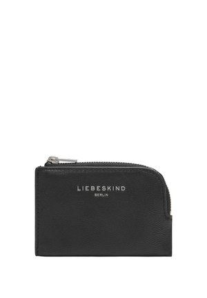 Czarny skórzany portfel z zamkiem błyskawicznym, z teksturowanym wzorem i srebrnym logo na przodzie. Kompaktowy, prostokątny kształt.