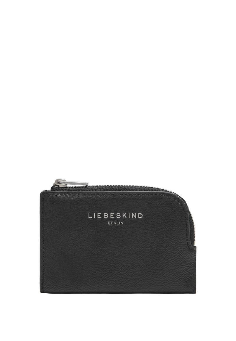 Czarny skórzany portfel z zamkiem błyskawicznym, z teksturowanym wzorem i srebrnym logo na przodzie. Kompaktowy, prostokątny kształt.