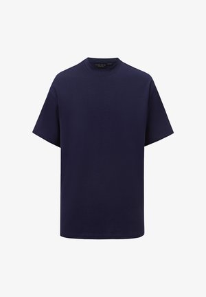 T-shirt bleu marine à manches courtes et col rond, coupe régulière avec étiquette de marque visible à l’intérieur du col.