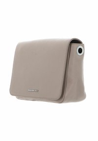 Borsa a tracolla beige in pelle con superficie texturizzata, chiusura a pattina e un accento argentato. Il nome del marchio è visibile sul fronte.