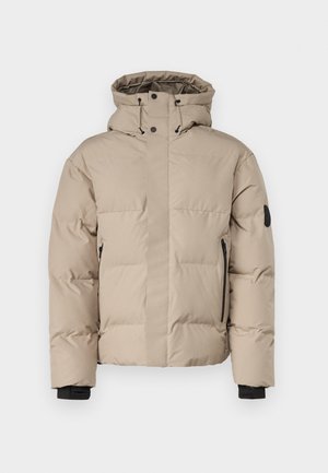 Beige geïsoleerde jas met een capuchon, voorzien van een frontale ritssluiting, zijzakken met rits en elastische manchetten voor warmte en comfort.