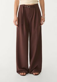 Stradivarius WIDE-LEG WITH BUCKLE DETAIL  - Pantaloni - dark brown