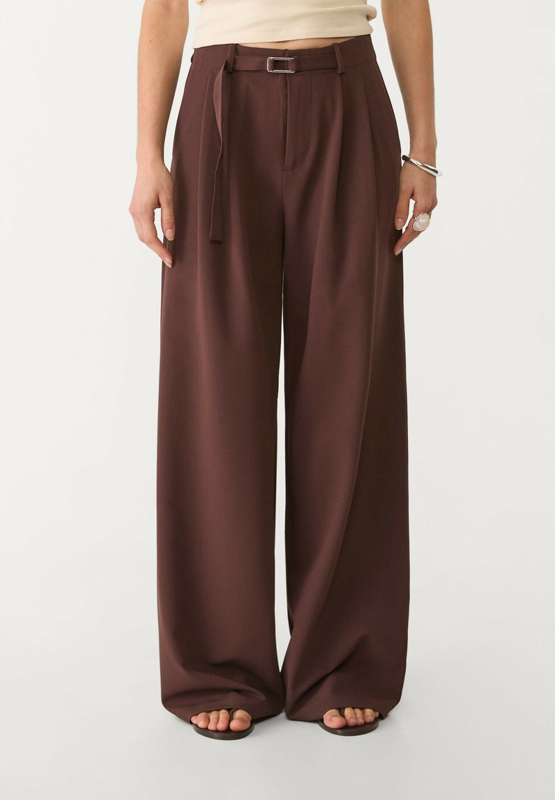 Stradivarius WIDE-LEG WITH BUCKLE DETAIL  - Pantaloni - dark brown