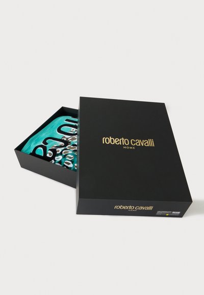 Μαύρο κουτί Roberto Cavalli Home μερικώς ανοιχτό με διπλωμένο υφασμάτινο σε πετρόλ και λεοπάρ σχέδιο μέσα, πάνω σε λευκό φόντο.