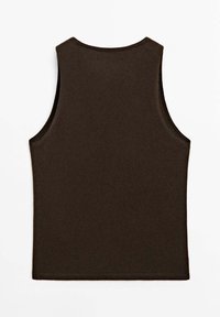 Ärmelloses, dunkelbraunes Stricktanktop flach gelegen mit einem runden Ausschnitt und geradem Saum auf einem weißen Hintergrund.