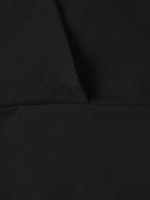 Czarna bawełniana tkanina o gładkiej, prążkowanej fakturze z delikatnym połyskiem. Materiał jest złożony, ukazując swoją giętką naturę.