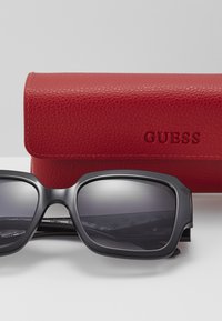 Guess Aurinkolasit - black