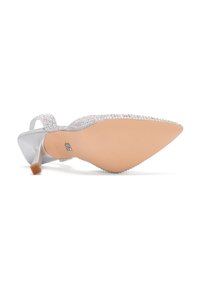 Sandalo con tacco alto argento dal design elegante, suola strutturata e una fascia. Gli accenti in strass lungo il bordo ne esaltano l'aspetto.