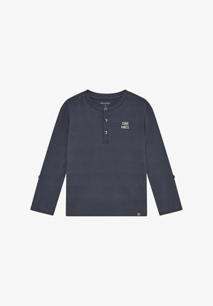 Chemise bleu marine à manches longues avec un col rond, une patte de boutonnage à trois boutons, le texte "COOL VIBES" et un petit patch logo à l'ourlet. Texture lisse.