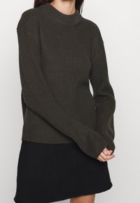 Filippa K Stickad tröja - dark green