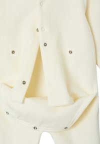 Helles Onesie aus weichem Material, mit Druckknöpfen an der Vorder- und Unterseite für ein einfaches Anziehen. Glatte Textur, ohne Muster.
