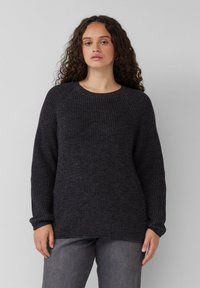 Grob gestrickter dunkelgrauer Pullover mit Rundhalskragen und Raglanärmeln. Verfügt über einen strukturierten Stoff und eine lockere Passform.