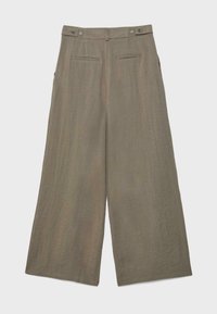 Pantalon en lin beige à jambes larges avec poches arrière boutonnées et passants de ceinture, posé à plat sur un fond blanc.