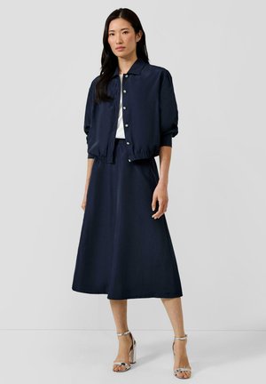 - Spódnica trapezowa