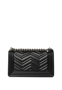 Borsa a tracolla in pelle trapuntata nera con motivo a Chevron, dotata di una tracolla in catena argentata e una forma rettangolare con dettagli cuciti.