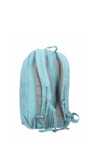 Mochila azul claro con correas de hombro acolchadas, panel trasero de malla, correas de pecho y cintura ajustables, y un asa superior para llevar.