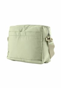 Sac rectangulaire rembourré vert clair avec fermeture éclair, sangle beige réglable et une poche arrière plate. Texture lisse, design minimaliste.