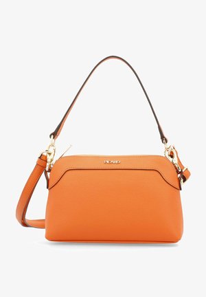 Sac à main en cuir orange texturé avec des ferrures dorées, une fermeture éclair sur le dessus, et deux bandoulières détachables, une courte et une longue, de la marque Picard.