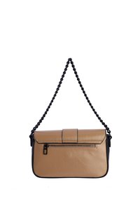 Bolso de mano de cuero beige con una cadena trenzada negra, forma rectangular, cierre de solapa y un bolsillo frontal con cremallera.