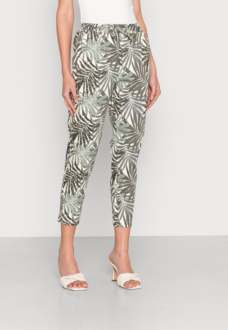 Kalhoty z lehké látky s tropickým vzorem a elastickým pasem, vzorované tmavě zelenými, béžovými a bílými listy palmy. Zkrácená délka.