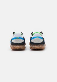 Nike Performance JR. STREETGATO - Botas de futebol de salão - white/light photo blue/black/lime glow