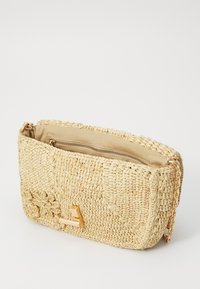 Geantă clutch din paie țesute, în nuanță bej, cu un accent din metal aurit. Dispune de un interior cu fermoar și o curea de umăr din lanț. Detaliu texturat pe suprafață.