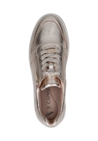 Metallisch goldene Sneaker mit glatter Textur, ausgestattet mit einem Schnürdesign, seitlichem Reißverschluss und kontrastierenden roségoldenen Akzenten. Markenname sichtbar im Inneren.