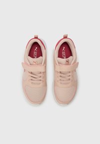 Baskets pour enfants rose clair avec des panneaux en mesh, semelles en caoutchouc et une sangle Velcro ajustable. L'intérieur est équipé d'un rembourrage rouge doux.