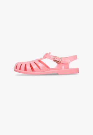 Sandale en plastique rose avec plusieurs brides horizontales, une fermeture à boucle ajustable et un design à bout fermé.