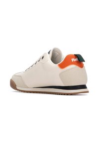 Zapatillas de hombre en cuero crema con un acento en el talón naranja y verde, sobrecapas de ante texturizado y una suela de goma marrón. Diseño clásico de cordones.