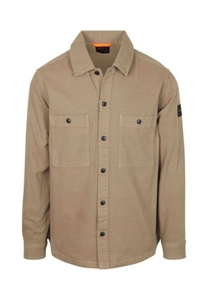 Tan button-up shirt van gestructureerde stof, met twee borstzakken, zwarte knopen en een oranje detail aan de binnenkraag.