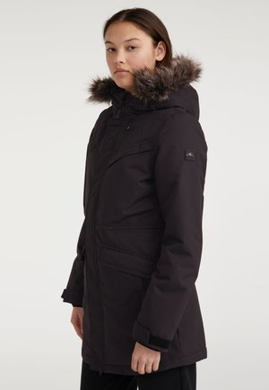 Parka nera con cappuccio foderato in pelliccia sintetica. Presenta una chiusura con zip e bottoni a pressione, tasche laterali e una texture di tessuto liscia.