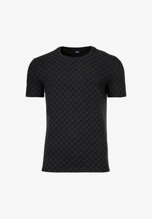 Černé polo tričko s krátkým rukávem, kulatým výstřihem a jemným celoplošným geometrickým vzorem a značkovou etiketou uvnitř límce.