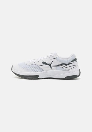 Scarpe da ginnastica bianche con pannelli in rete, suola ammortizzata e un logo nero. Presentano un design slanciato e chiusura con lacci.
