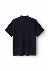 Polo nero a maniche corte con colletto, vista posteriore su sfondo bianco.