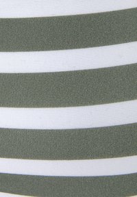 Grün-weißer gestreifter Stoff mit horizontalen Streifen. Die Textur wirkt gerippt und bietet eine taktile Oberflächenqualität.