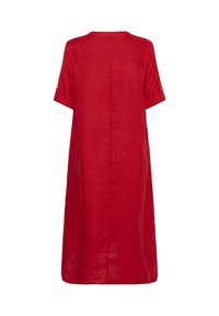 Robe rouge longueur genou avec manches courtes retroussées maintenues par des pattes à boutons, vue de dos.