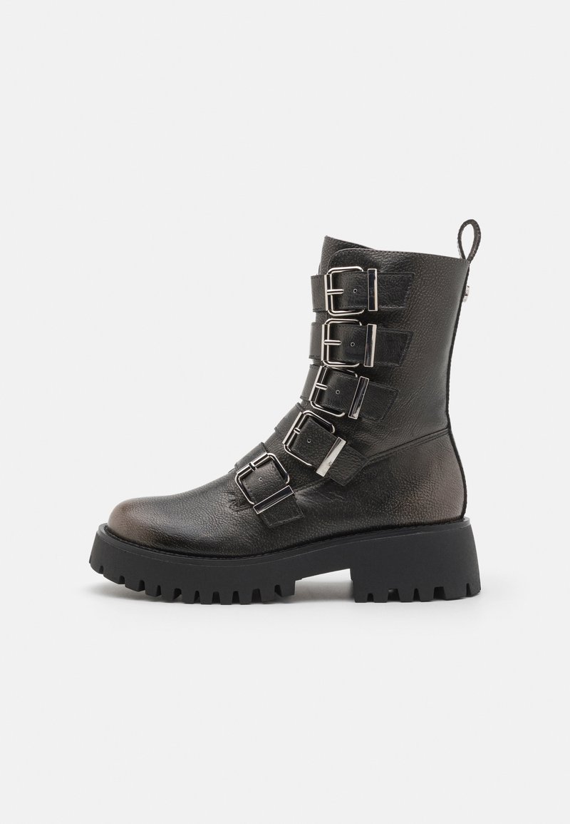 Botine negre din piele cu finisaj texturat, cinci catarame argintii reglabile, talpă masivă neagră și buclă pentru tragere în spate.