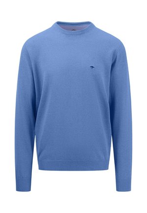 Suéter azul claro hecho de una tela suave, con cuello redondo, mangas largas y un pequeño logo oscuro en el pecho. Puños y dobladillo acanalados.