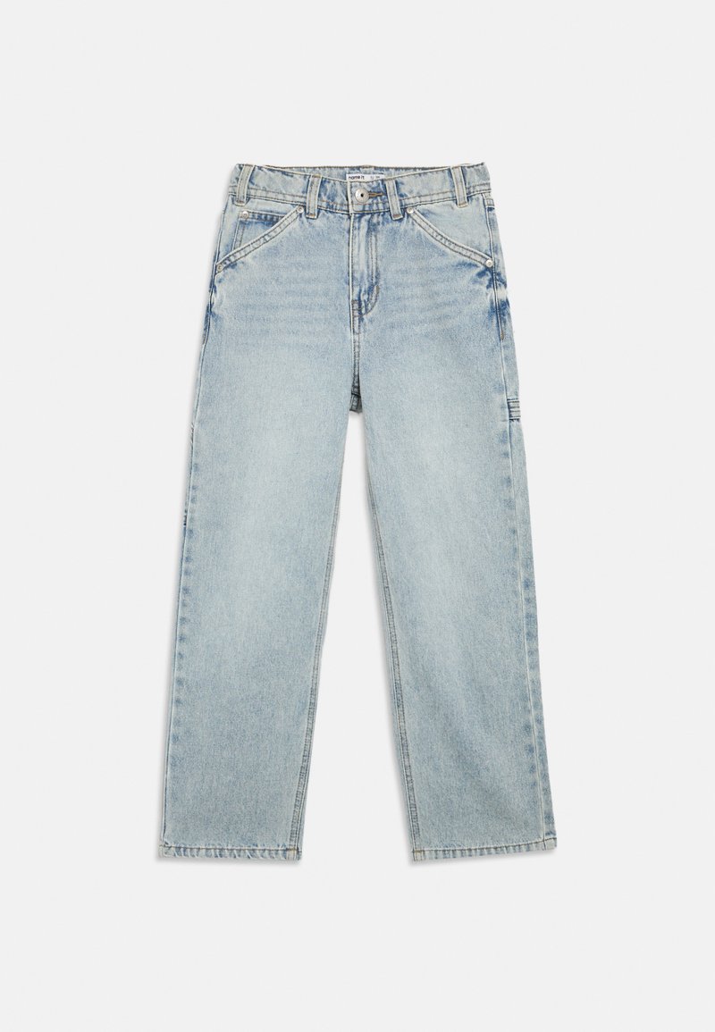 Vaqueros de pierna recta azul claro con bolsillos delanteros, trabillas para cinturón y cierre de botón, mostrados planos sobre un fondo blanco.