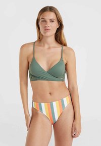 Zelený bikiny top s prekrývacím dizajnom a tenkými ramienkami, doplnený multikolorovými pruhovanými vysokými nohavičkami v zelenej, oranžovej a bielej farbe.