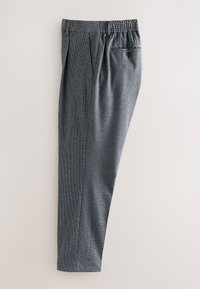 Szürke mintás nadrág laza derékrésszel, elöl redőkkel és hátul gombos zsebbel. Puha anyag és keskenyedő szabás.