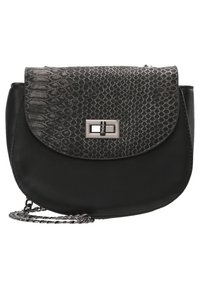 Černá křížová taška s texturovaným šedým zvířecím vzorem na klopě, stříbrným kováním a řetízkovým popruhem. Hladká kožená základna kulatého tvaru.