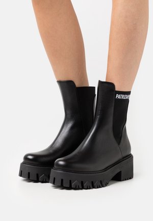 Patrizia Pepe, Bottines à plateau - black