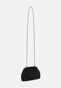 Musta helmihandbag, jossa on poimutettu muotoilu, metalliketjuhihna ja teksturoitu pinta. Tyylikäs ja kompakti muoto helpottaa kantamista.