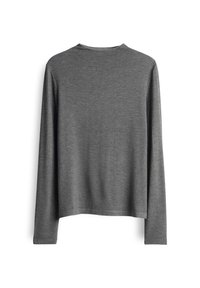 Langärmliger, schiefergrauer Rundhalspullover mit geradem Saum, flach auf einem weißen Hintergrund präsentiert.