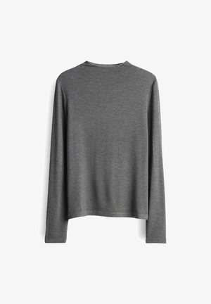 Langsleeve charcoalgrijze crewneck trui met een rechte zoom, plat weergegeven op een witte achtergrond.