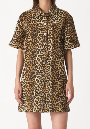 Robe chemise en jean à imprimé léopard ; manches courtes, col, devant boutonné, avec des nuances variées de marron et de crème dans le motif.